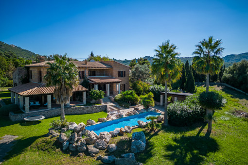 Gran finca de alta calidad con vistas al mar, piscina, pista de tenis y licencia de alquiler vacacional en Alcudia