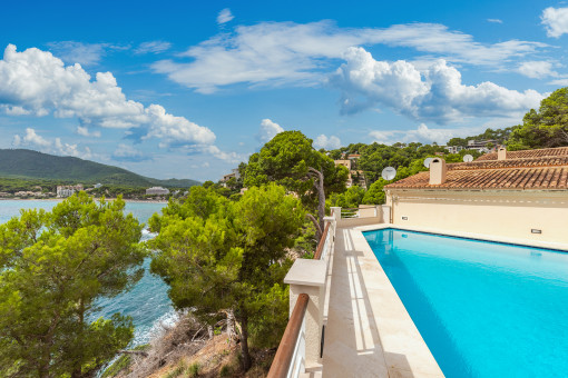 Piscina comunitaria con vistas al mar