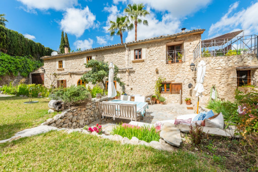 Finca mallorquina con jardín cuidado, piscina...