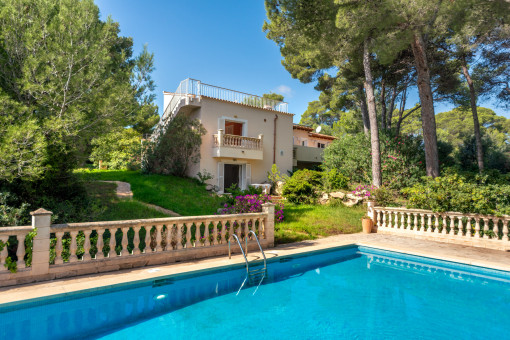 Piscina, jardín y vistas al mar