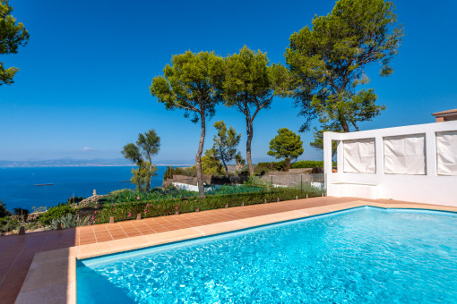 Piscina y vistas al mar