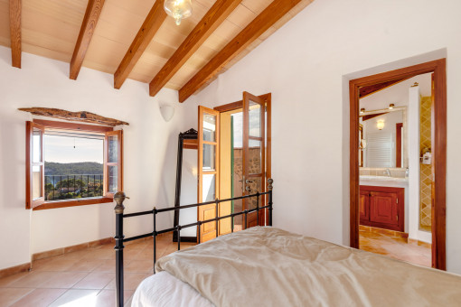 Dormitorio con baño en suite