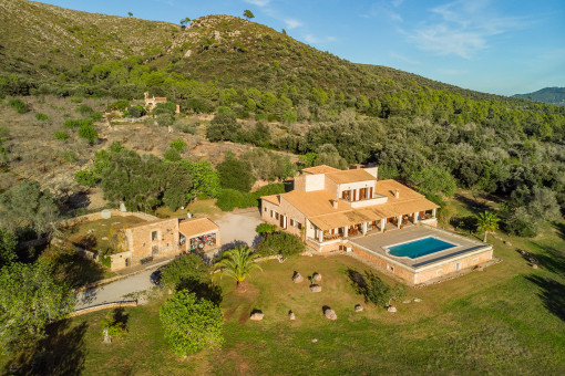 Finca de ensueño con árboles maduros y piscina cerca de Arta