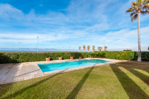 Piscina y jardín