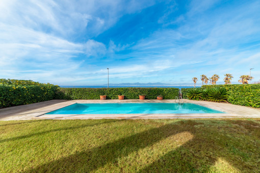Jardín y piscina