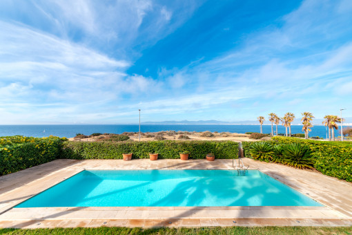 Piscina con vistas al mar