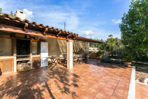 Zona de barbacoa al lado de la piscina