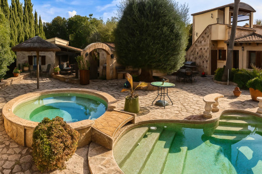 Vista sobre la casa y casa de invitados