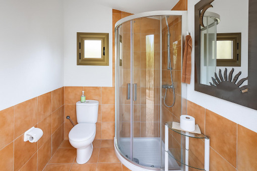 Baño exterior junto a la piscina