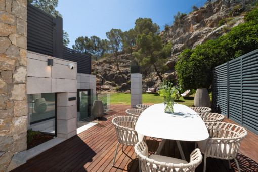 Gran terraza con jardín
