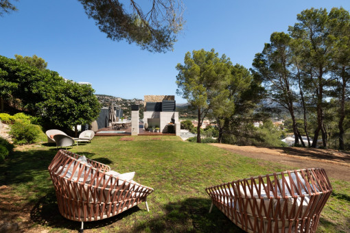Gran terraza con jardín