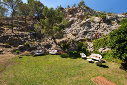 Gran terraza con jardín