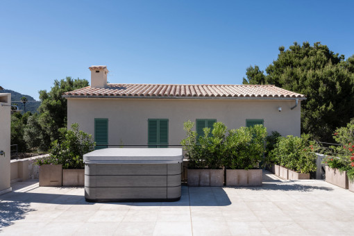 Terraza en la azotea con cocina y jacuzzi