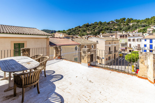 Adosado urbano con azotea privada y vistas a la Sierra de Tramuntana, en el corazón de Andratx