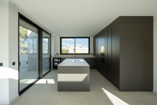 Cocina abierta con acceso a la terraza