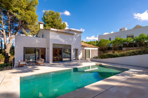 Vista de la casa, la piscina y la terraza – una impresión armoniosa