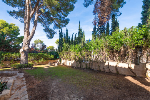 Jardín bien cuidado con zonas verdes y tranquilidad