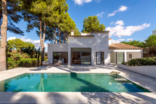 Amplia zona exterior con terraza soleada