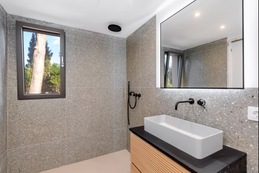 Uno de los cuatro baños de estilo elegante