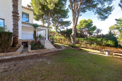 Amplia zona ajardinada