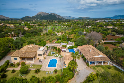 Dos casas con 2 piscinas, vistas a la montaña y antigua licencia de alquiler de vacaciones en una zona tranquila cerca de Pollensa