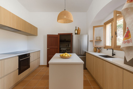 Render: Cocina modernizada con esencia mallorquina, mostrando cómo podría verse tras una reforma ligera