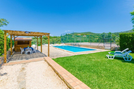 Jardin y piscina