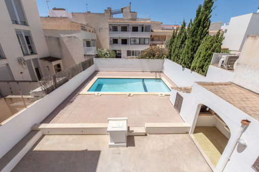 Vistas al patio y piscina