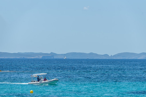 Vistas desde la playa a Cabrera
