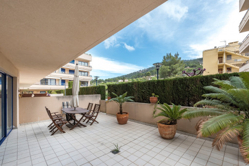 Terraza grande con comedor