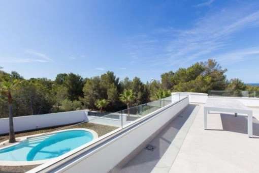 Vista a la piscina desde el balcón