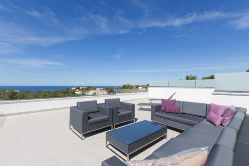 Terraza espaciosa con zona de estar