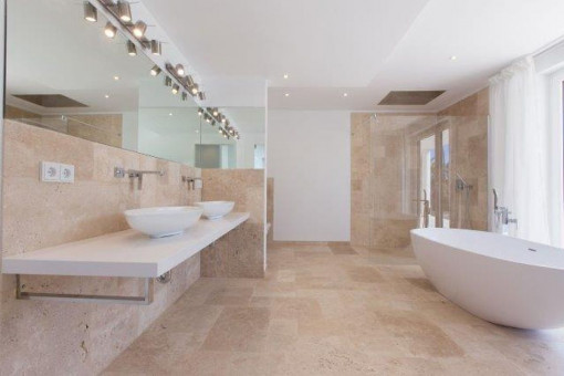 Baño noble con bañera