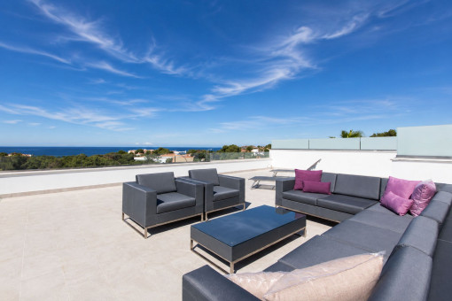 Terraza espaciosa con zona de estar