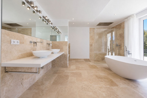 Baño noble con bañera