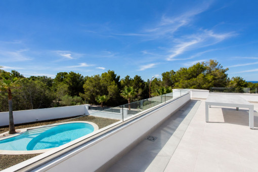 Balcón con vistas a la piscina