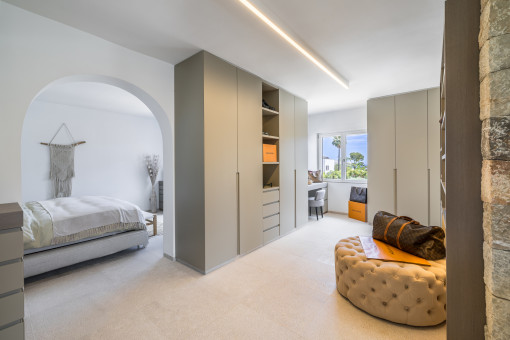 Dormitorio con armario empotrado