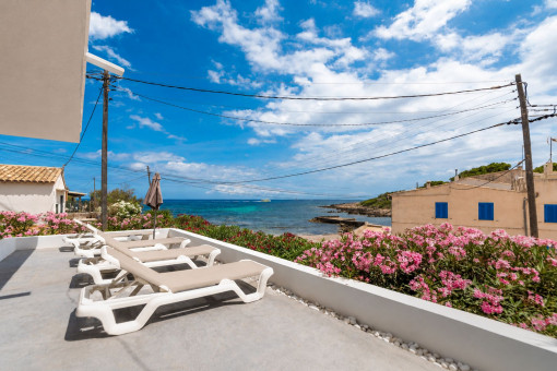 Terraza soleada en primera linea del mar