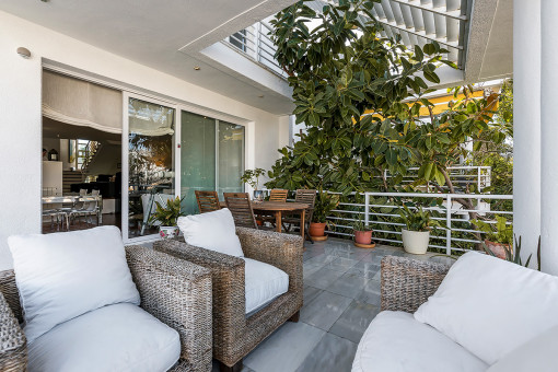 Terraza hermosa con zona de estar