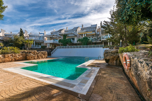 Piscina comunitaria bien cuidada