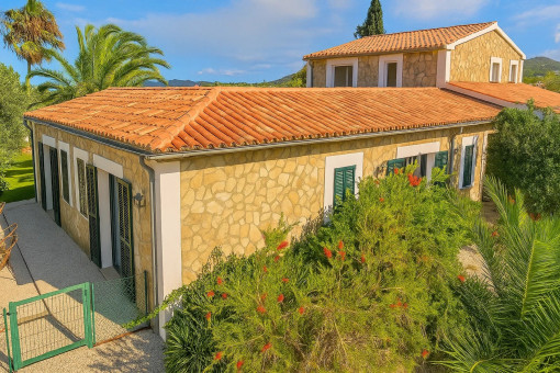 Vista de la finca desde el camino de acceso