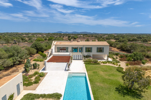 Finca de nueva construcción con jardín mediterraneo