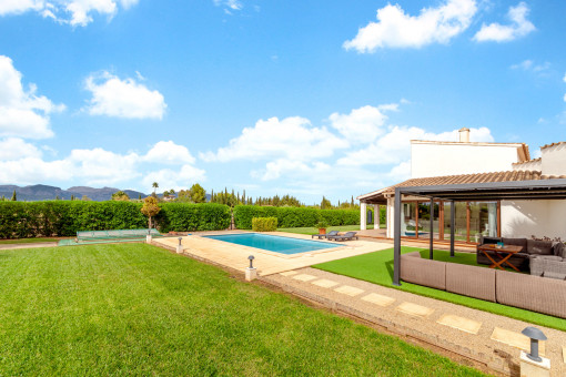 Piscina y jardín