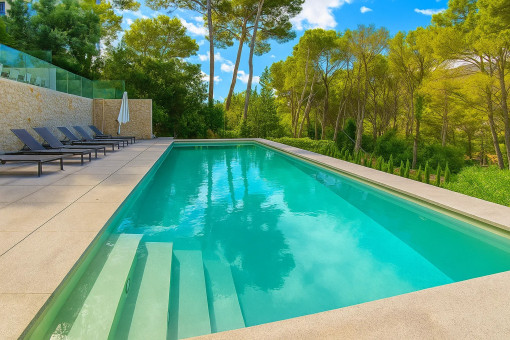 Piscina enmarcada por terrazas solárium