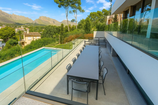 Comedor junto a la piscina