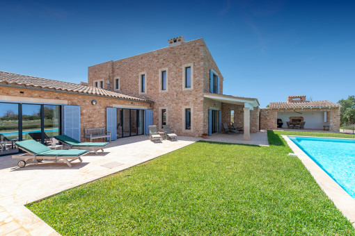 Piscina con solariúm