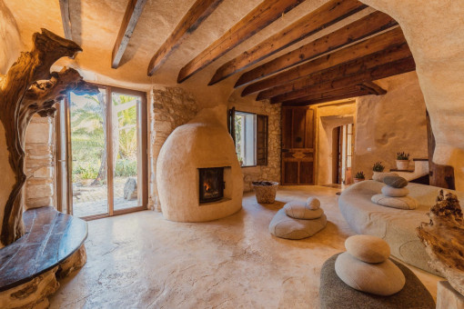 Un espacio de estar lleno de luz y formas suaves