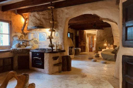 Cocina abierta con materiales naturales