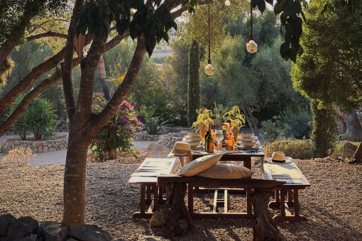 Una mesa puesta para veladas agradables al aire libre