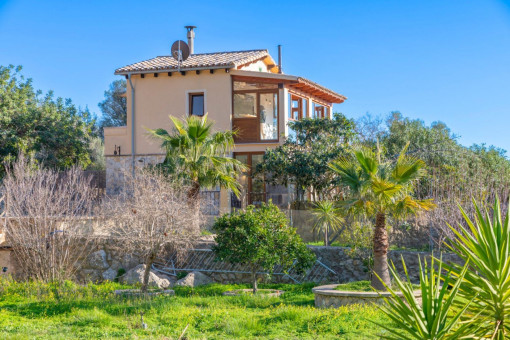 Jardin y fachada